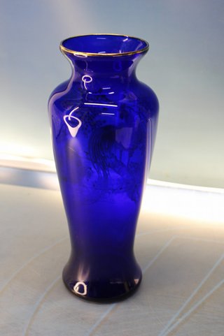 Original jarrón oriental cristal azul cobalto con esmalte de gallo y cerezo.