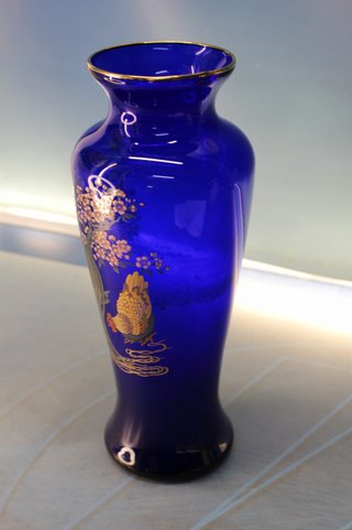 Original jarrón oriental cristal azul cobalto con esmalte de gallo y cerezo.