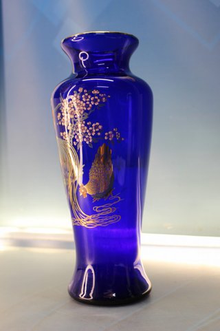 Original jarrón oriental cristal azul cobalto con esmalte de gallo y cerezo.