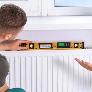 Nivel Torpedo Magnético, 600mm, Pantalla LED Retroiluminada, Viales de Burbuja Mecánicos, Regla para 0-360 Grados, Sensor de Gravedad, Herramienta Niveladora de Aleación de Aluminio con Ventana de...