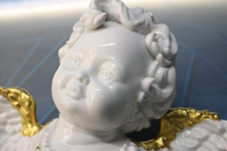 López Moreno. Ángel, querubín en porcelana blanca y oro.