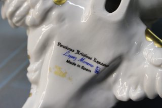 López Moreno. Ángel, querubín en porcelana blanca y oro.