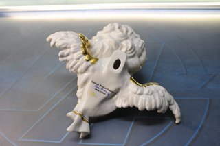 López Moreno. Ángel, querubín en porcelana blanca y oro.