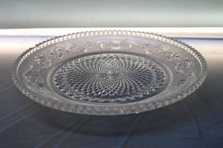 Plato de cristal tallado flor de lis.
