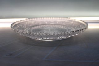 Plato de cristal tallado flor de lis.