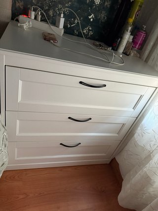 Cómoda blanca con tiradores negros