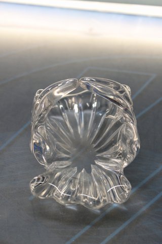 Pequeña cesta de cristal.