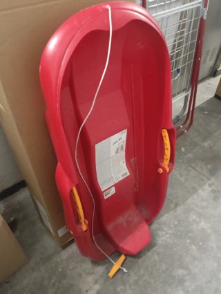 Trineo rojo con cuerda y asas