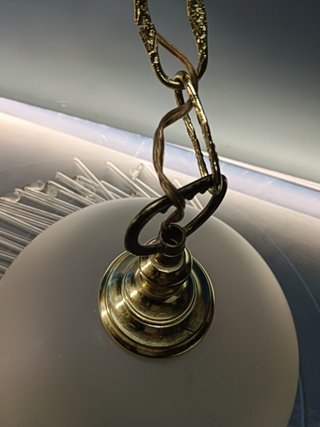 Preciosa Lámpara de latón y cristal , con colgantes, diametro 25 cm.