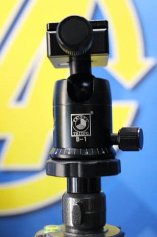 Trípode fotográfico Triopo G-1027.