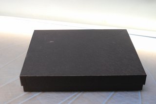Agenda y bolígrafo nuevos. Negro y dorado.
