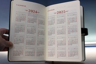 Agenda y bolígrafo nuevos. Negro y dorado.