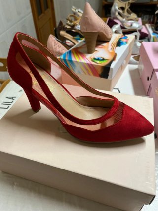 Zapato de salón rojo con puntera fina de alta gama
