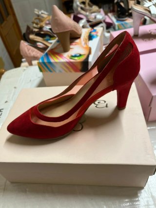 Zapato de salón rojo con puntera fina de alta gama