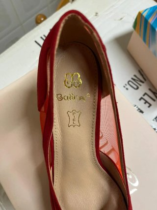 Zapato de salón rojo con puntera fina de alta gama