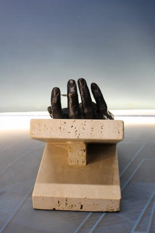 Escultura de Pocho. Mano con fruto.