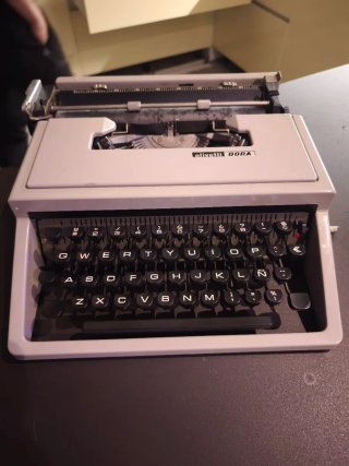 Máquina de escribir Olivetti Dora