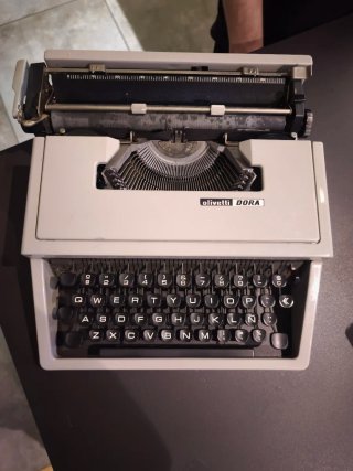 Máquina de escribir Olivetti Dora
