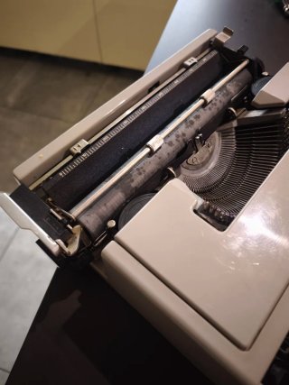 Máquina de escribir Olivetti Dora