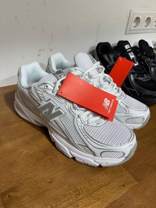 Zapatillas New Balance Plata y Blanco
