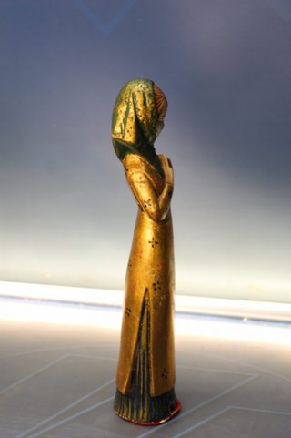 Figura de estuco policromado, dorado. Virgen niña.