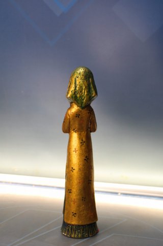 Figura de estuco policromado, dorado. Virgen niña.