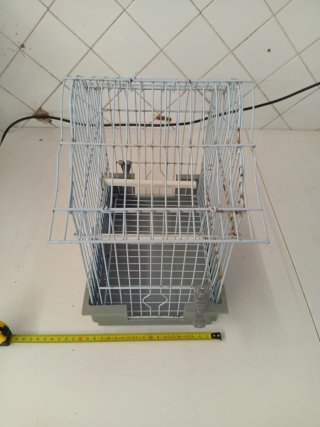 Jaula para pájaros azul y gris