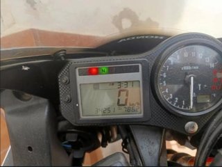 Honda sportbike plateada y negra