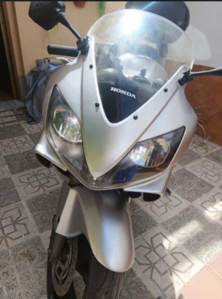 Honda sportbike plateada y negra