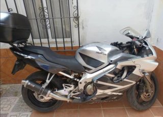 Honda sportbike plateada y negra