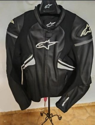 Honda sportbike plateada y negra