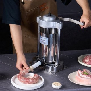 Máquina de Embutir Salchichas Manual, 2 L / 5 LBS Máquina Vertical de Embutir Salchichas con Abrazadera Tipo G, Barril de Acero Inoxidable de Grado Alimenticio 304 con 2 Tubos de Relleno, para Coc...