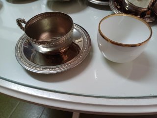 Juego de café de cerámica y metal alpaca