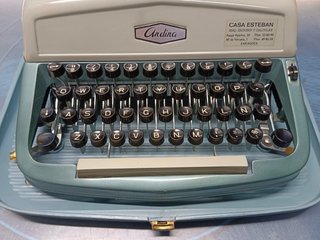 maquina de escribir, ANDINA GRAFOS. MÁQUINA ESCRIBIR CON MALETÍN, AÑOS 60. en buen estado
