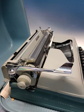 maquina de escribir, ANDINA GRAFOS. MÁQUINA ESCRIBIR CON MALETÍN, AÑOS 60. en buen estado