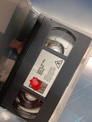 lote 6 VHS, musicales, Queen live at, live it...
