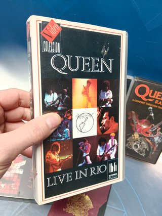 lote 6 VHS, musicales, Queen live at, live it...