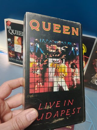 lote 6 VHS, musicales, Queen live at, live it...