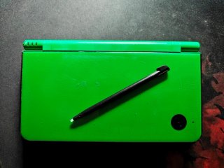 Nintendo DSi XL Verde + Gioco. semi funzionante