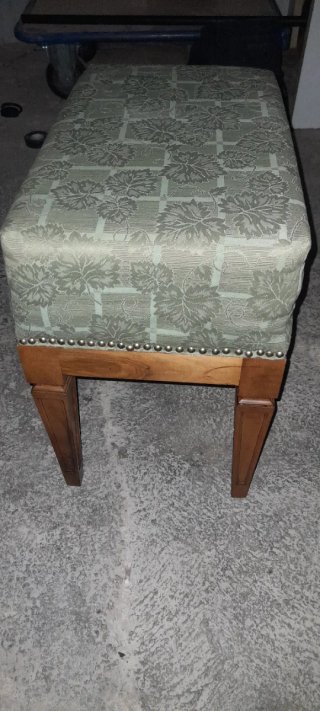 Banqueta antigua de madera tapizada