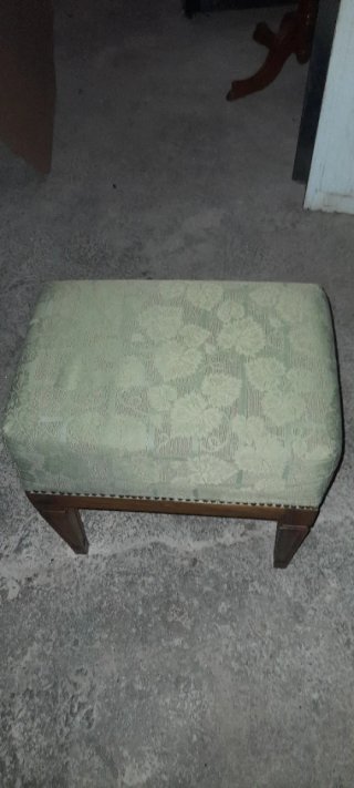 Banqueta antigua de madera tapizada