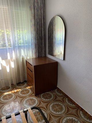 Cajonera de madera con espejo