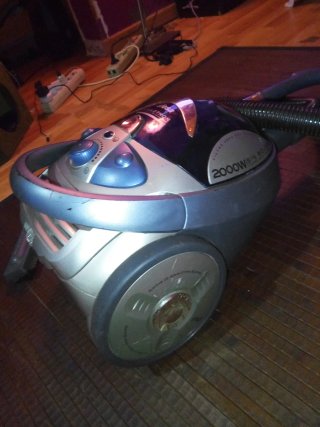 Aspiradora ufesa 2000W Sin Bolsa