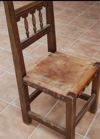 2 Silla antigua de madera y cuero