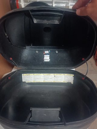 Maletín negro para guardar el casco