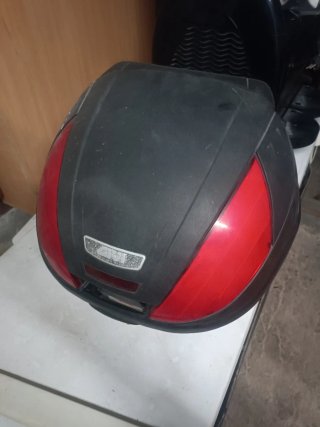 Maletín negro para guardar el casco