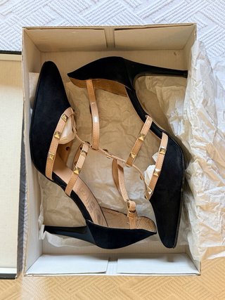 Tacones negros ante y charol nude con tachuelas