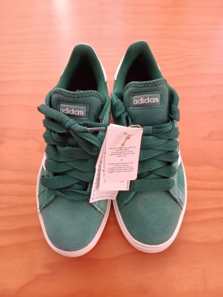 Zapatillas Adidas verdes y blancas