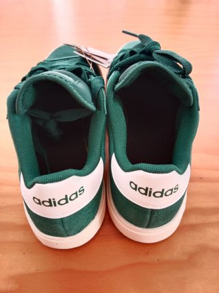 Zapatillas Adidas verdes y blancas