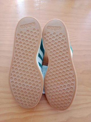Zapatillas Adidas verdes y blancas
